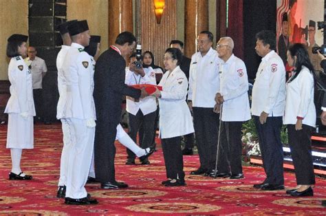 Bpip Bagikan Bendera Pusaka Dan Btu Pendidikan Pancasila Ke Kepala