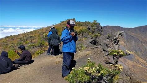 Sejumlah Pendaki Berada Di Puncak Gunung Tambora Di Pulau Sumbawa NTB