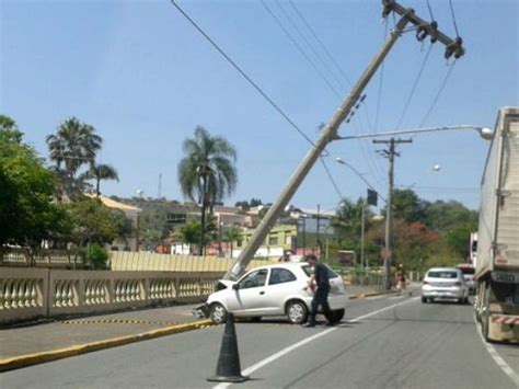 G1 Motorista perde controle da direção e bate carro contra poste em