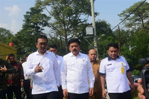 Menteri ATR BPN Bagikan Langsung Sertifikat PTSL Di Kabupaten Cirebon