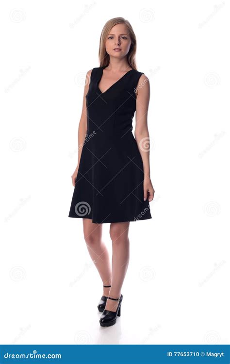 Femme Blonde Assez Aux Cheveux Longs De Jeunes Posant Dans La Robe De Mode Sur Le Fond Blanc