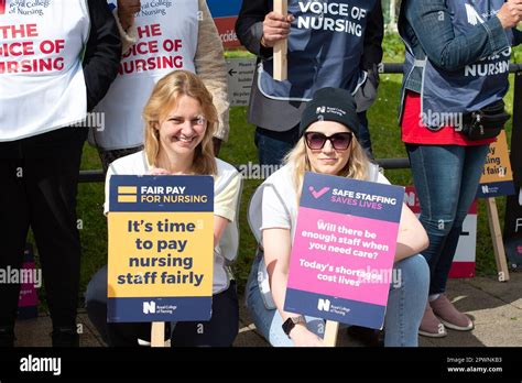 Reading Berkshire Uk 1st May 2023 Nurses Picketing Outside The Nhs