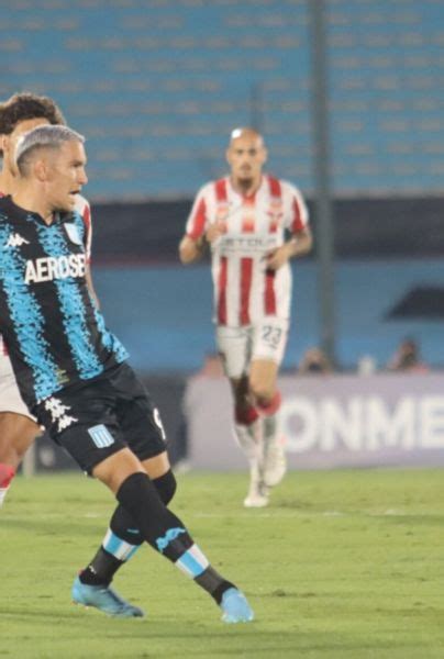 Racing consiguió un triunfo agónico ante River en el Estadio Centenario