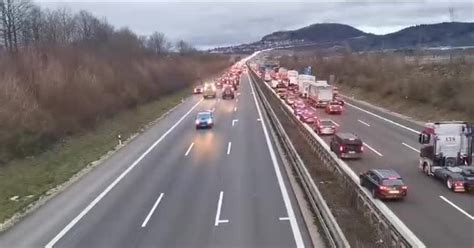 Niemieccy rolnicy odczuwają duszenie Jadą protestować do Stuttgartu