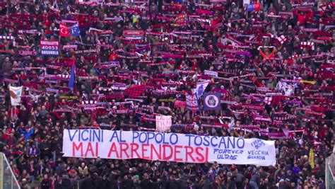 Lo Striscione Dei Tifosi Rossobl A Sostegno Delle Popolazioni Toscane