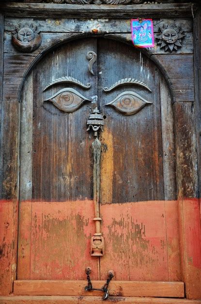 Escultura Arte Olhos De Madeira De Sabedoria Buda Na Porta De Madeira