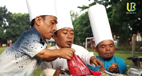 10 Momen Ucok Baba Jualan Sosis Bakar Di Pinggir Jalan