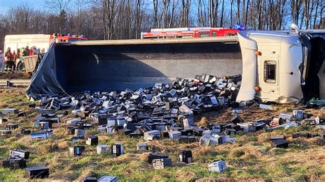 A3 Sattelzug Mit Altbatterien Kippt Um 56Aktuell