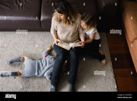 De Dessus De La Jeune Femme Lisant Le Conte De Fées Intéressant En