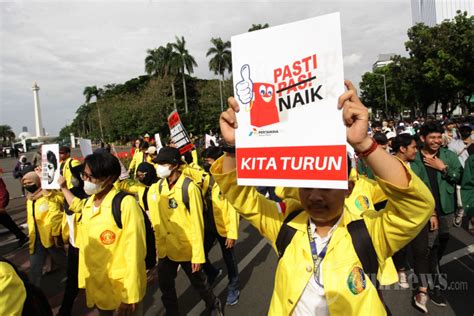 Saling Dorong Warnai Demo Mahasiswa Di Patung Kuda Foto