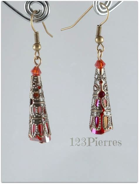 Boucles d oreilles exotiques cristal irisé rouge dans dentelle ciselée