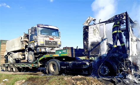 Autotren care transporta pe platformă un camion cuprins de flăcări pe