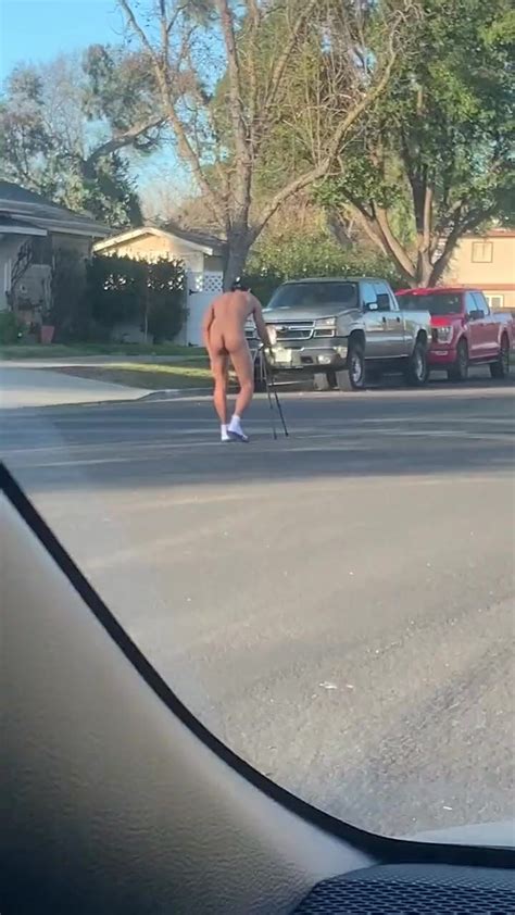 Naked guy caught by car ThisVid 日本語で