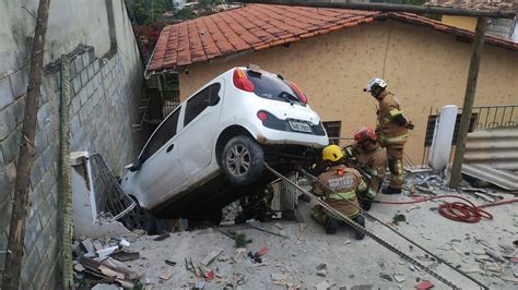 Carro Derruba Muro Passa Por Cima De Outro Ve Culo E Cai Em Casa Em