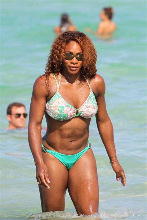 EGO De biquíni comportado Serena Williams exibe curvas em praia