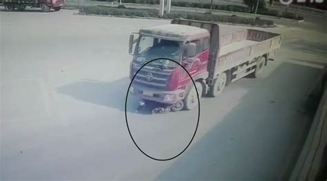 VIDEO Woman Hit And Dragged By Truck Miraculously Survives Trending