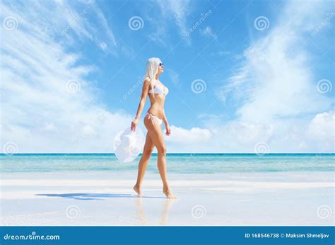 Bellissima Giovane E Felice Donna Bionda Che Cammina Sulla Spiaggia In