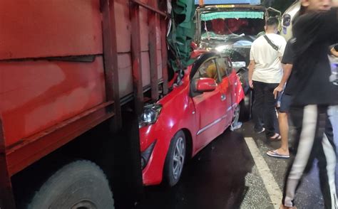 Gara Gara Truk Tronton Rem Blong Dan Hilang Kendali Mobil Terlibat