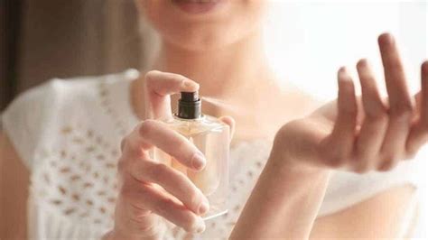 7 Cara Memakai Parfum Agar Wanginya Awet Tahan Lama Seharian