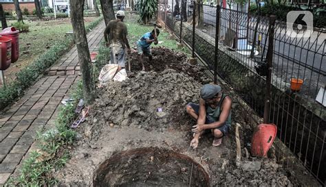 FOTO Pembangunan Sumur Resapan Di RPTRA Meruya Utara Foto Liputan6