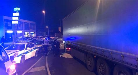 Ancona Donna Travolta Da Un Camion Sulla Rotatoria Uccisa Mentre