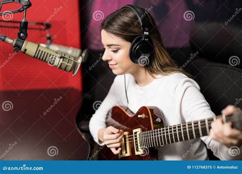 Cantante Hermoso Que Toca La Guitarra En La Estaci N De Radio Imagen De