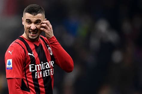 Rade Krunic Menuju Pintu Keluar Ac Milan Mau Ke Fenerbahce Vivagoal