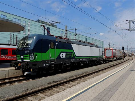 193 943 Zieht Einen Containerzug Durch Linz Hbf In Richtung Westen