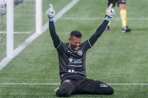 Goleiro ex Vasco marcou dois gols no Grêmio Revista Vascaína