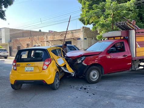 Taxi Termina Con Las Puertas Destrozadas Por Choque Con Camioneta En