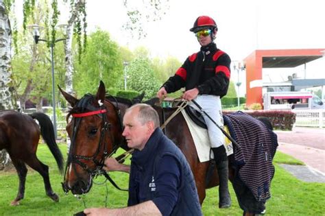 Interviews courses PMU jeudi à Laval R 5 Martial Gilard HOLD UP