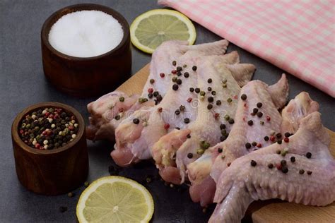 Alas De Pollo Sazonadas Con Pimienta Y Saladas Crudas En Tabla De