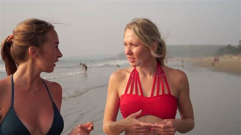 Sexy Vriendinnen Op Het Strand Gebruiken Zonnebrandmiddel Jonge