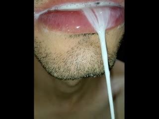 绝望的撒尿和深喉舌头硬sloopy六块腹肌大鸡巴包 Pornhub Gay