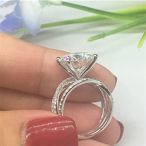 2022 New Arrival Exquisite Silver 4 Claws White Zircon Ring For Women