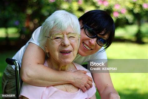 구슬눈꼬리 및 딸이다 미소 가족에 대한 스톡 사진 및 기타 이미지 가족 공유 개념 노인 Istock