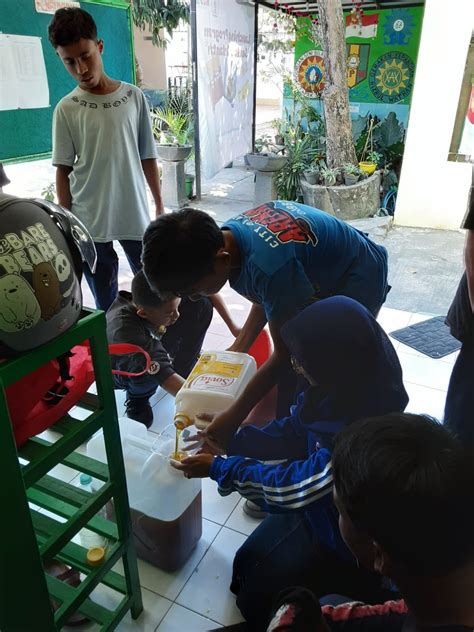 Siswa Tak Mampu Di Smp Muhammadiyah Kota Malang Bisa Bayar Sekolah