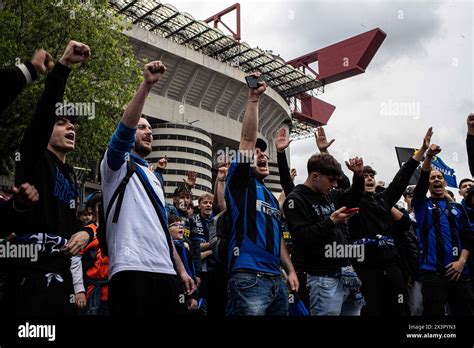 Festeggiamenti Dei Tifosi Dell Inter Allo Stadio San Siro Per La