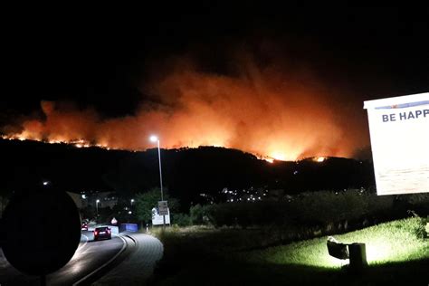 Jutarnji list VIDEO Veliki požar kod Tučepa se širi pepeo pada po