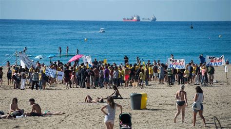 M S De Vecinos De La Barceloneta Protestan En La Playa Contra Pisos