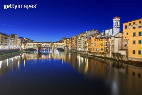 Florence Italy at the Ponte Vecchio Bridge crossing the Arno River 이미지