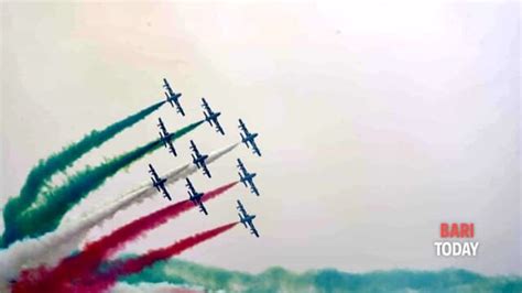 Bari Le Frecce Tricolori Sorvolano Il Lungomare