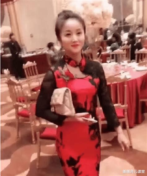 “高颜值婆婆”走红，婚礼上抢尽风头惹争议，网友：到底谁结婚？