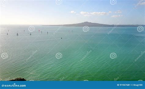 Vista Aérea No Porto De Auckland a Ilha De Rangitoto No Fundo