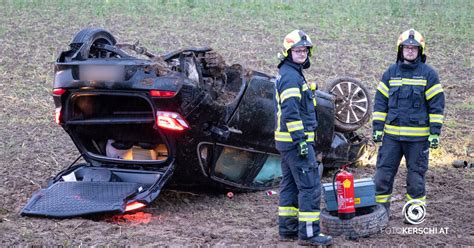 Auto überschlägt sich und landet im Feld Frau von Rettungskräften befreit