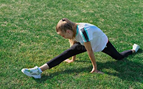 Teenage Blonde Girl Doing Splits Stock Image Image Of Girls Performance