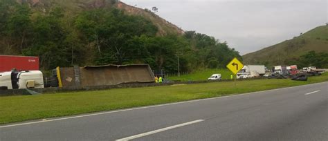 Carreta Tomba Em Trecho Da Via Dutra Que Passa Por Paracambi Sul Do