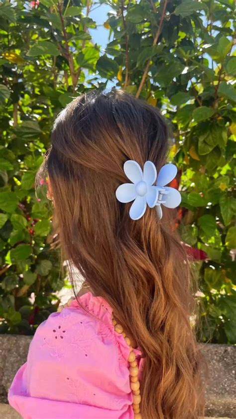 Flower Clip Flower Claw Clip Hairstyles Trendy Hairstyles Summer