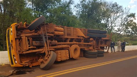 Homem fica ferido após caminhão tombar na PR 180 CGN