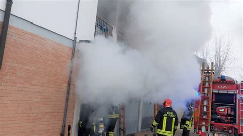 Incendio In Casa Carabiniere Fuori Servizio Salva Mamma E Bimbi Piccoli